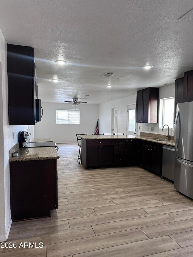 Building Photo - 308 E Ellis Dr