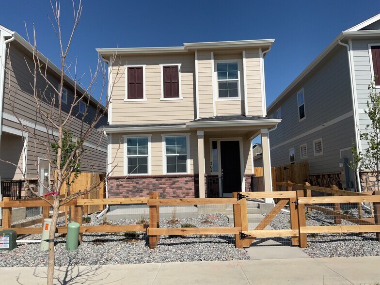 Primary Photo - 304 N Addison Way