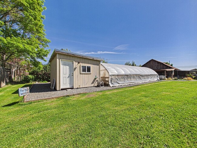 Building Photo - 2 bed 1 bath - Beautiful Outdoor Living