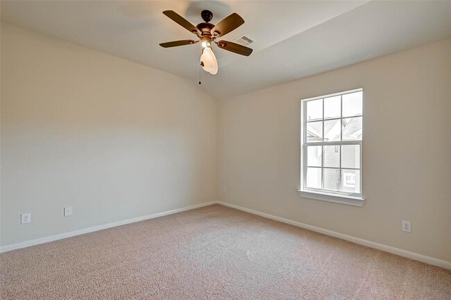 Building Photo - 3216 Clearview Cir