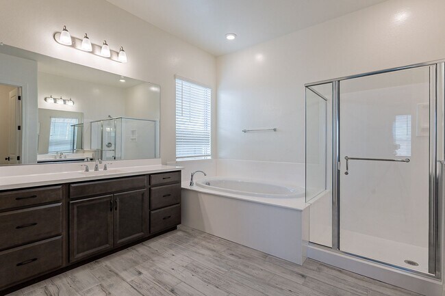 Building Photo - 5 BEDROOM 4 BATH SINGLE FAMILY HOME