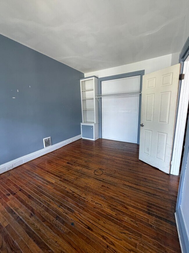 Building Photo - 6 Bedroom Townhome Approved Off-Campus Housing for York College