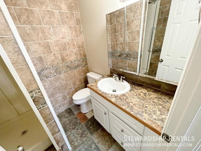 Building Photo - 325½ Schooling St.-