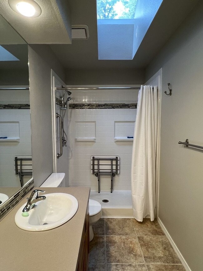 Building Photo - Adorable 3 bed 2 bath home in the Coventry Manor Subdivision just off W State St and N Hartford.