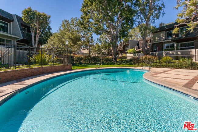 Building Photo - 13326 Maxella Ave