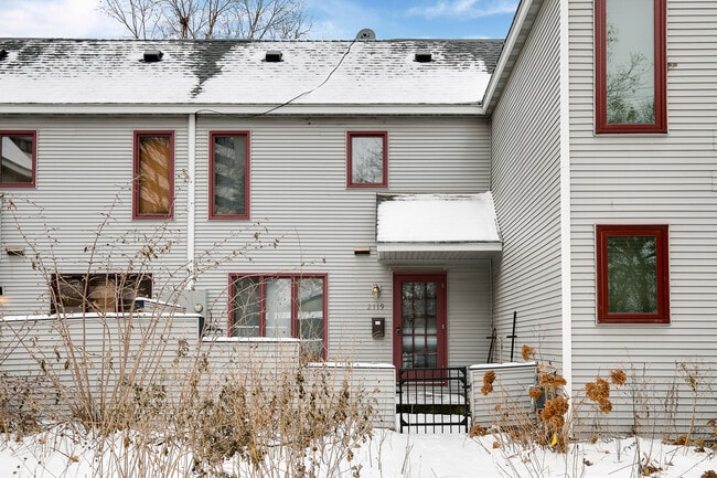 Building Photo - Gorgeous Three Bedroom Available 8/5/25!