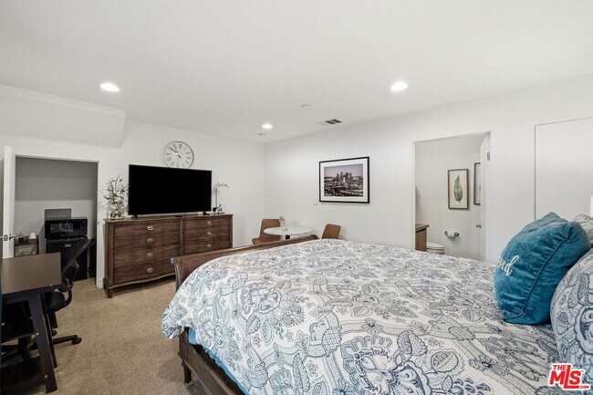 Building Photo - 5911 Saturn St