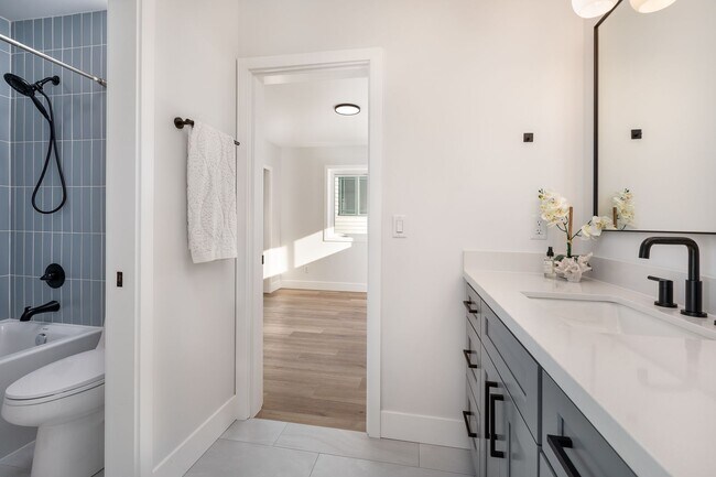 Building Photo - Ballard Living: Contemporary 5BR, 3.5BA Top-Level Unit!!