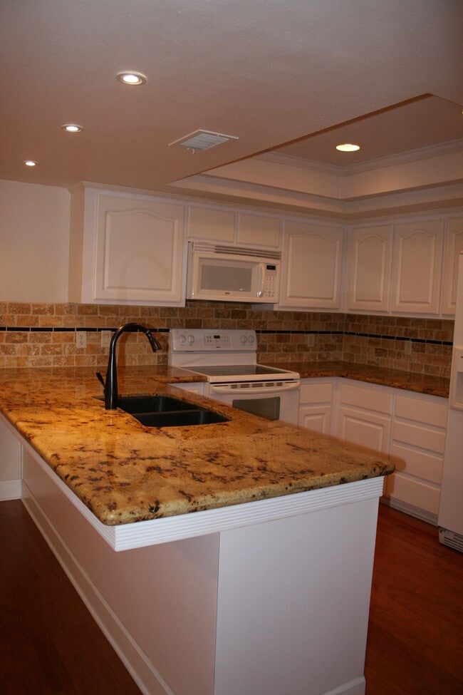 Building Photo - 5500 Lennox Ave