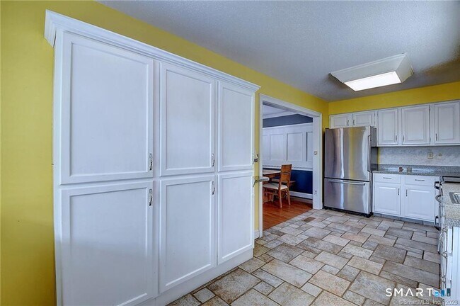 Building Photo - 334 Conestoga Way
