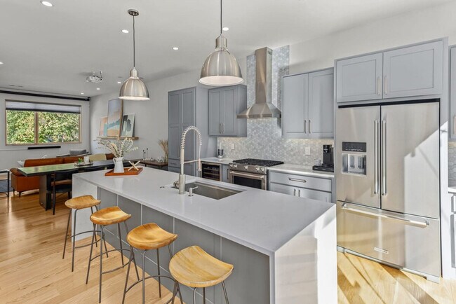 Building Photo - 707 SE A St