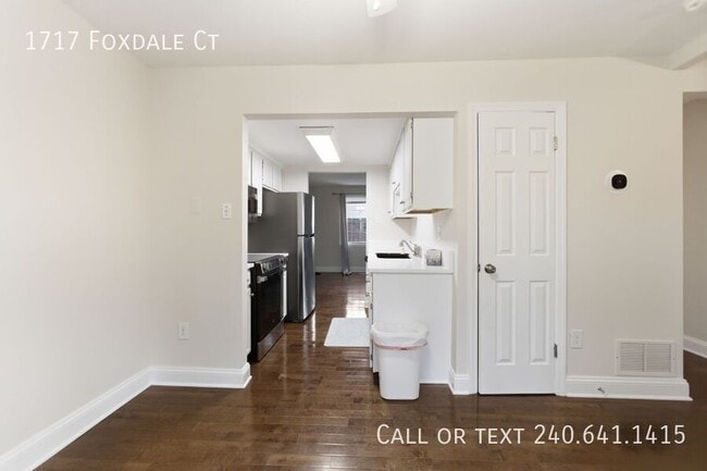 Building Photo - 1717 Foxdale Ct