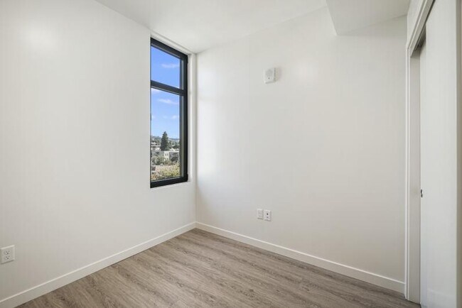 Building Photo - New Contemporary Sunny Apartment With Views
