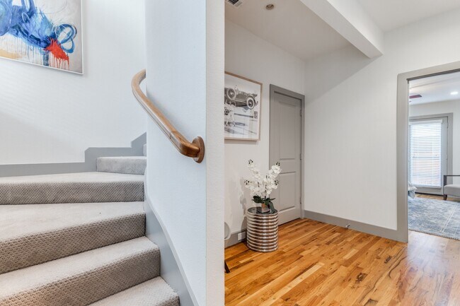 Building Photo - Henderson Ave Townhome with Rooftop Skyline Views