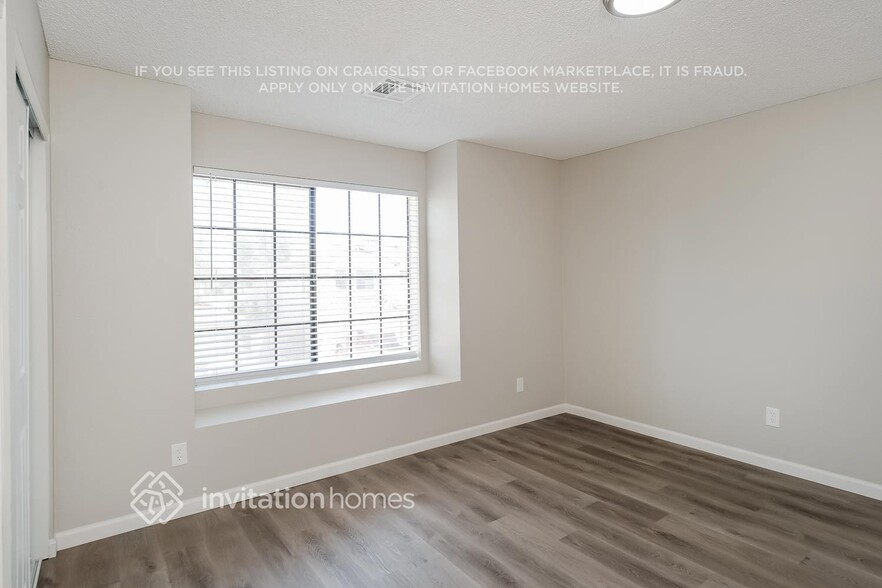 Building Photo - 921 S Val Vista Dr