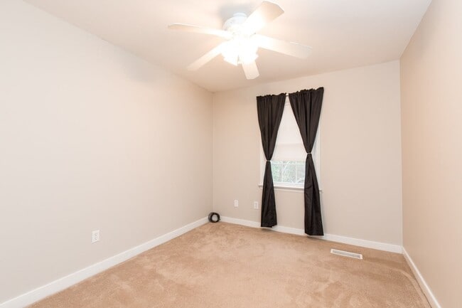 Building Photo - Wonderful Westend Townhome