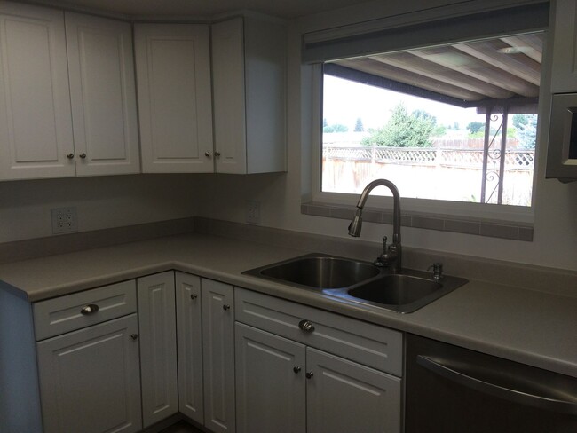 Building Photo - PENDING APPLICATIONS! Single Family Home i...