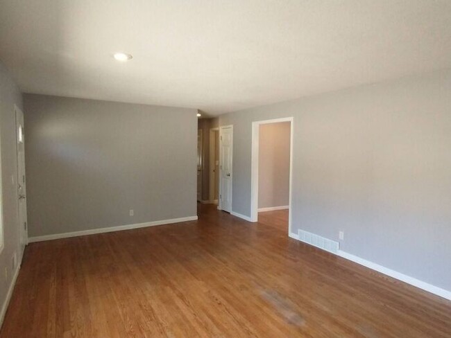 Building Photo - Fantastic 3 bedroom, 2 bathroom home in Li...