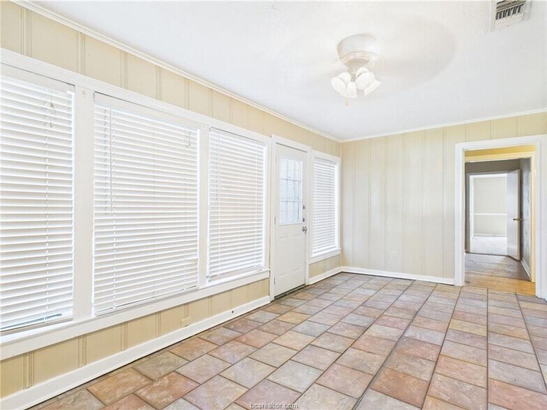 Building Photo - LATE JULY MOVE IN!  Adorable 3 Bedroom 2 Bathroom House