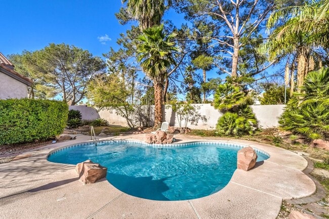 Building Photo - 3 Bed room Pool home in Desert Shores