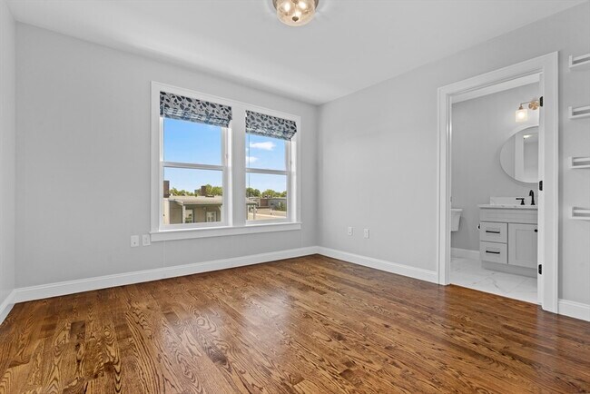 Building Photo - 223 Saratoga St