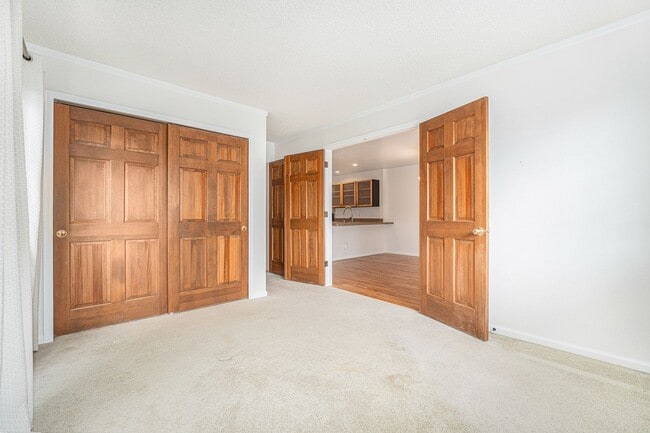 Building Photo - Light & Bright End Unit Townhouse