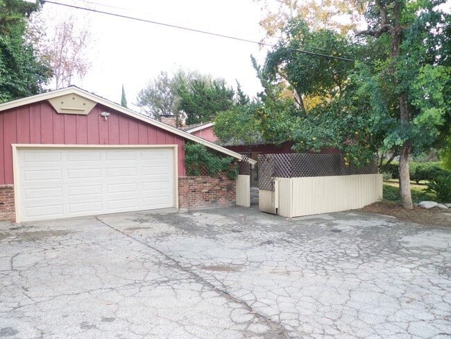Building Photo - 2290 Canonita Dr
