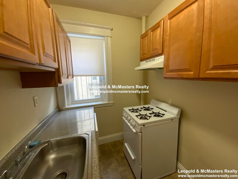 Building Photo - 33 Woodstock Ave