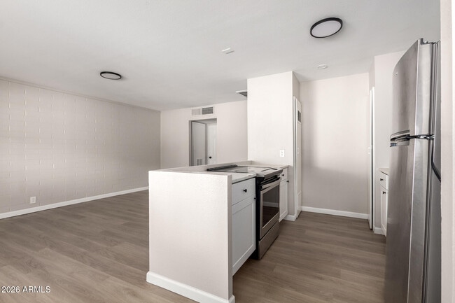 Building Photo - 405 S Priest Dr