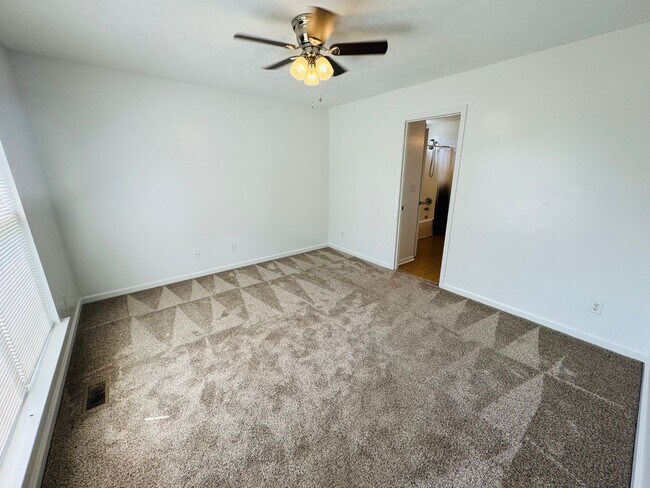 Building Photo - For Lease - 3 Bed, 2 Bath, 1400sqft Home i...