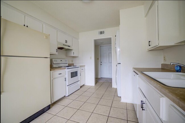 Building Photo - 3-bedroom, 2-bathroom condo in Norman with central heat and air and washer and dryer provided