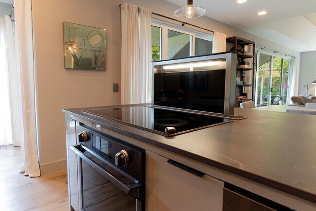 Building Photo - 11829 Pebblewood Dr