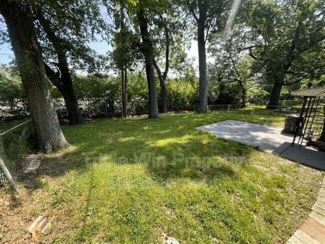 Building Photo - 7117 Forest Hill Dr