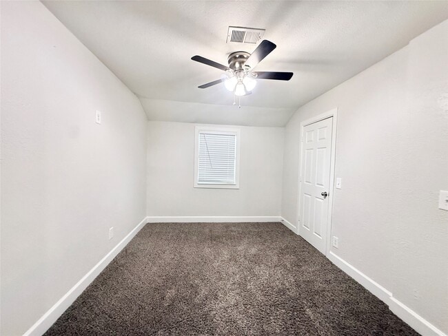 Building Photo - 137 Laurel St