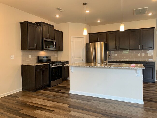 Building Photo - AMAZING LOCATION, Fantastic 3 Bed Home, In...