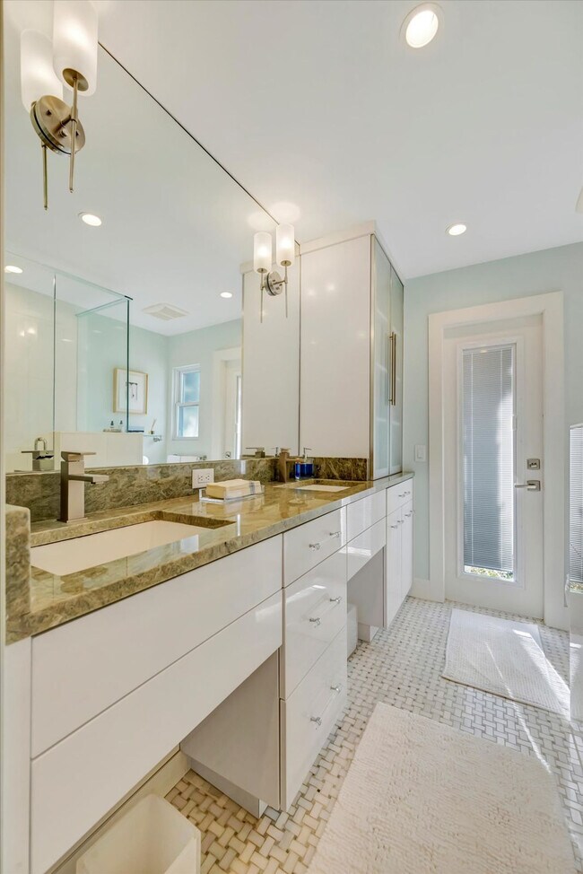 Building Photo - 3002 Pass a Grille Way