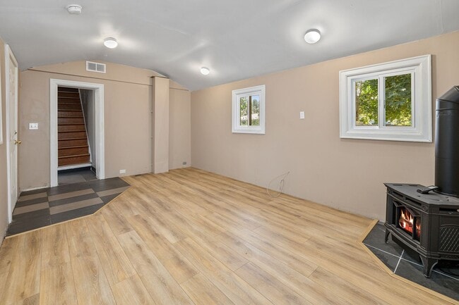 Building Photo - Inviting 3 Bed, 1 Bath Home in Roslyn, Whe...
