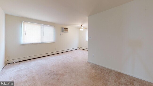 Building Photo - 910 Fox Chase Rd