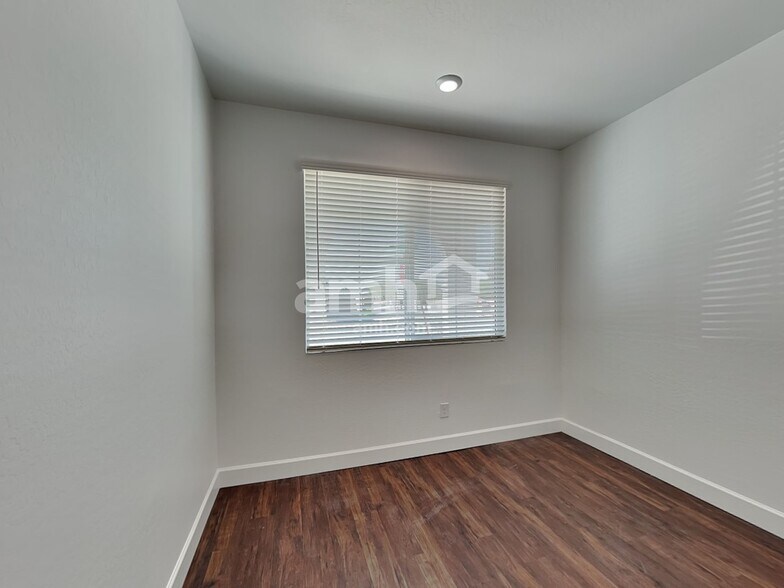 Building Photo - 17170 W Golden Ln