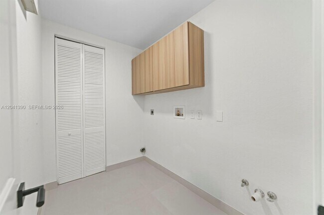 Building Photo - 3040 SW 44th Ct