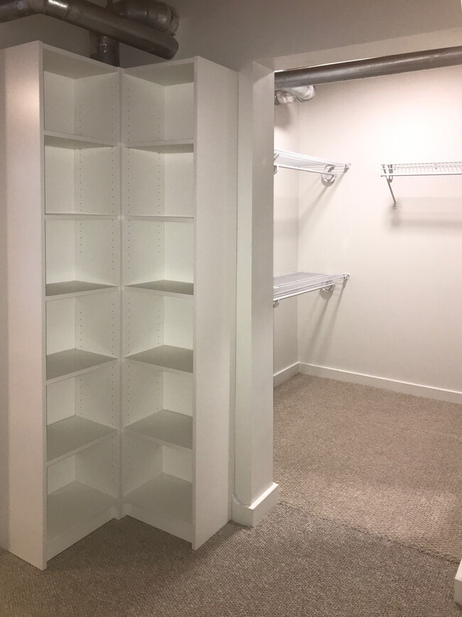 Walk-in Closet - 170 Boulevard SE