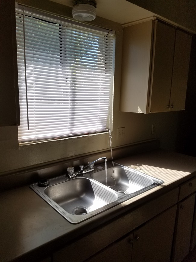 Kitchen/Sink - 605 Bustamante St