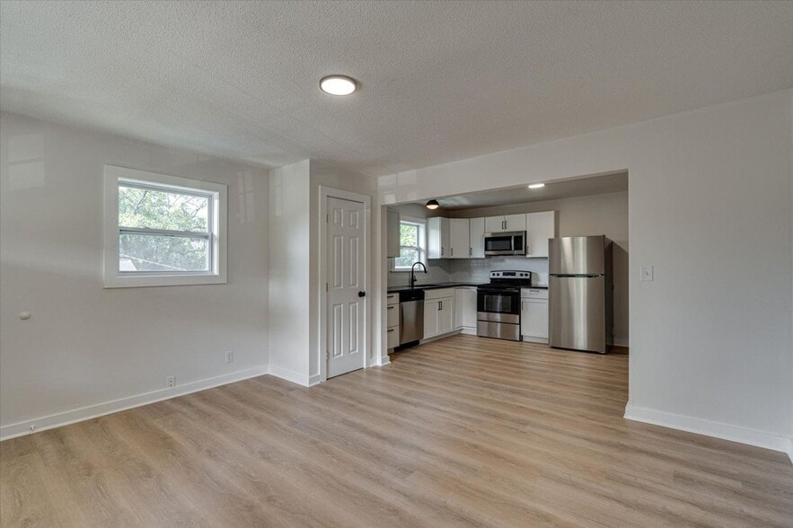 Building Photo - 190 E Leawood Ave