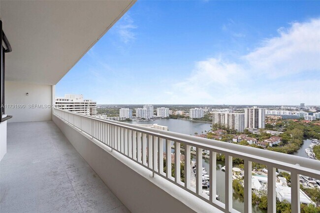 Building Photo - 2000 Island Blvd