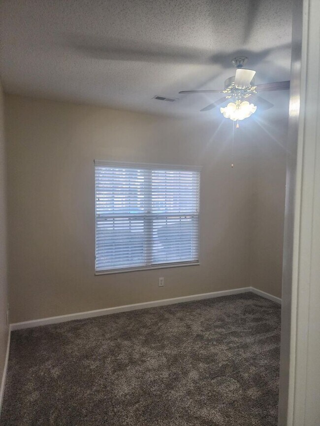 Building Photo - Wexford Condominiums - 3BR/2BA - $1550/Mo