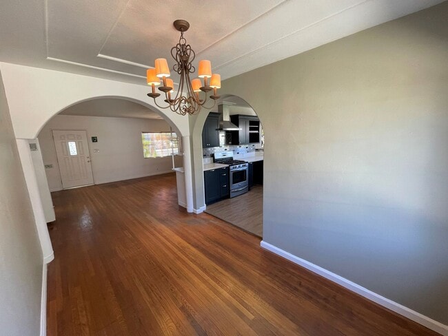 Building Photo - Midtown Ventura Bungalow