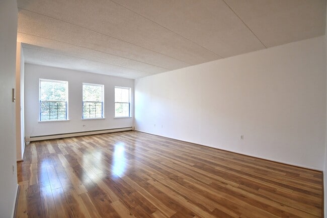 Building Photo - 811 Elton Ave