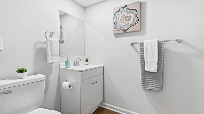 Building Photo - Newly Renovated 5 Bedroom Home With Country Porch!