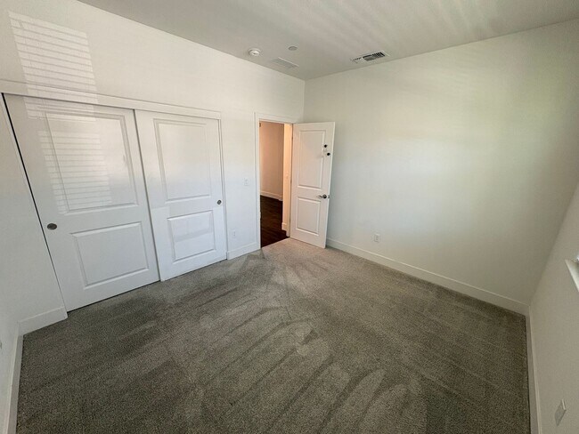 Building Photo - Beautiful 4 Bed 3 Full Bath Home with Solar in Brentwood