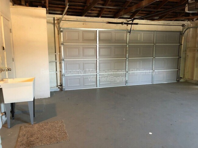 Building Photo - 3653 N Shirley Ave